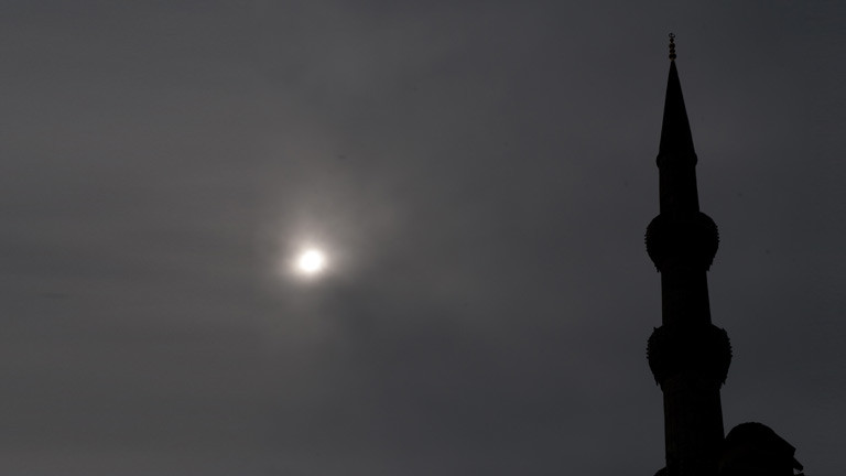 Ein Minarette in der Dämmerung