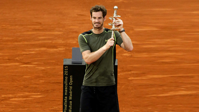 Tennis-Profi Andy Murray hält den Pokal des Sandplatz-Turniers in Madrid im Mai 2015 hoch.