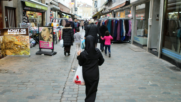 Frauen mit Kopftüchern in einer Einkaufsstraße in Molenbeek.