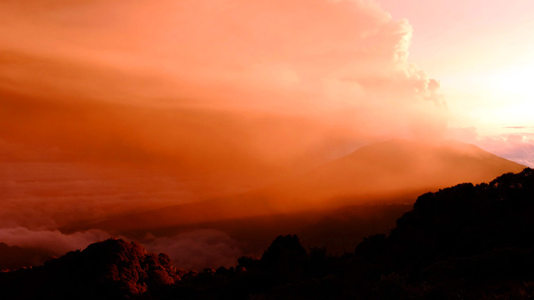 Der Turrialba Vulkan in Costa Rica stößt eine Rauch-Wolke aus.