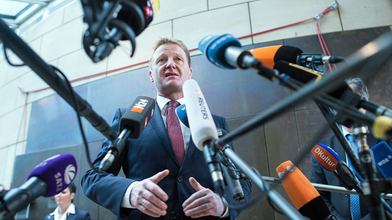 NRW-Innenminister Ralf Jäger vor Journalisten