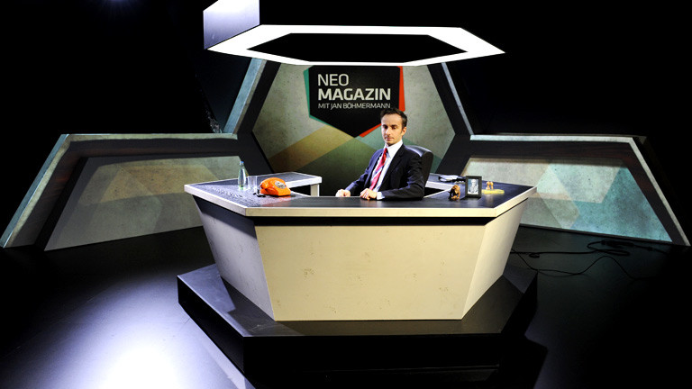 Jan Böhmermann sitzt im ersten Studio des Neo Magazins.
