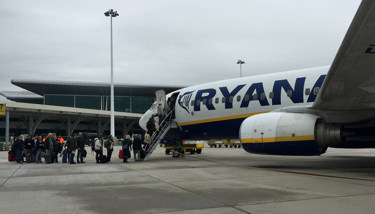 Eine Ryan-Air-Maschine auf dem Flughafen in Porto.
