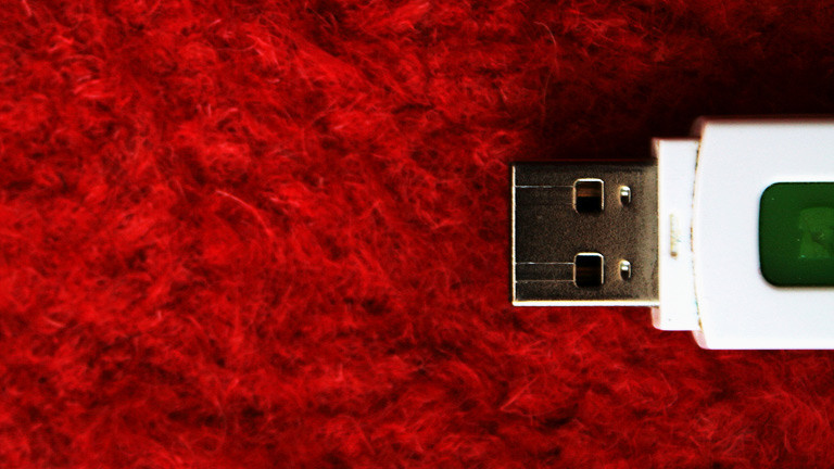 Ein USB-Stick auf einem roten Teppich