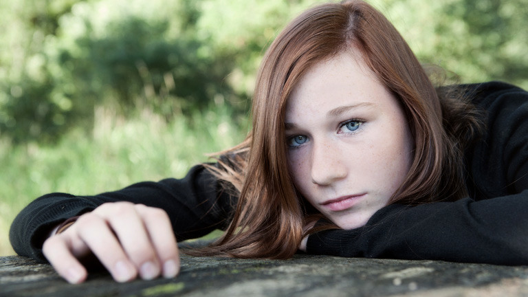 Eine junge Frau schaut gelangweilt