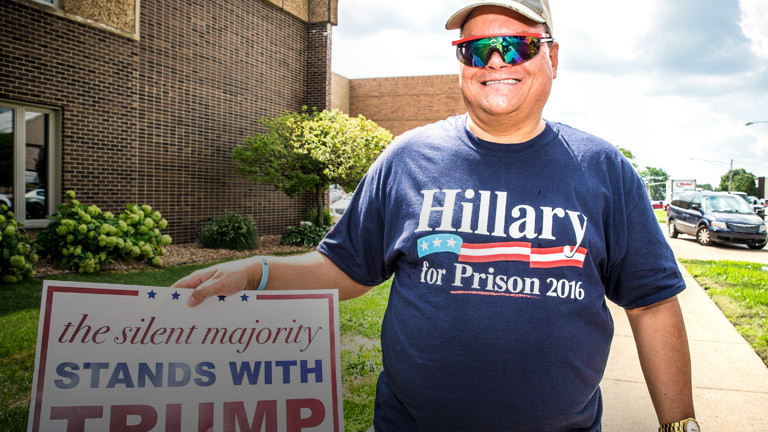 Ein Mann trägt ein T-Shirt mit der Aufschrift "Clinton for Prison"