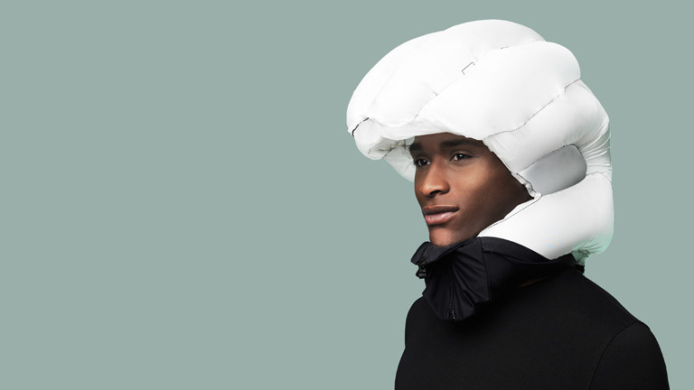 Ein Mann mit Airbag-Helm