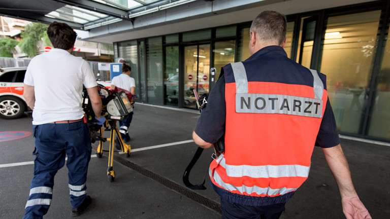 Notarzt und Patient auf dem Weg in die Notaufnahme