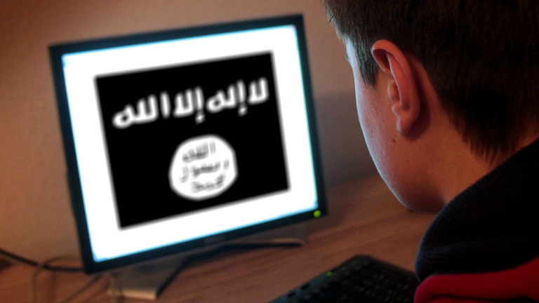 Junger Mann blickt auf Bildschirm mit islamistischen Symbolen