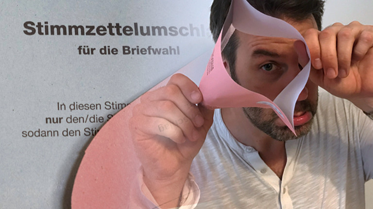 Ralph Günther mit defektem Briefwahlumschlag