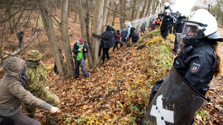 Polizei geht gegen Demonstranten im Hambacher Forst vor