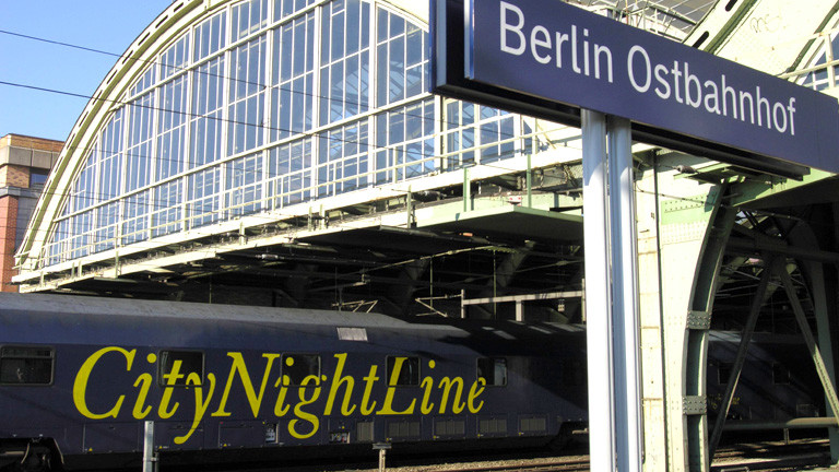 Ein Nachtzug fährt im Berliner Ostbahnhof ein.