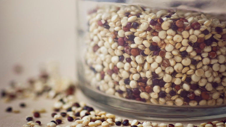 Roter und weißer Quinoa in einem Glas