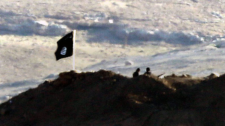Eine Flagge des Islamischen Staates in der Nähe des syrischen Stadt Kobane.