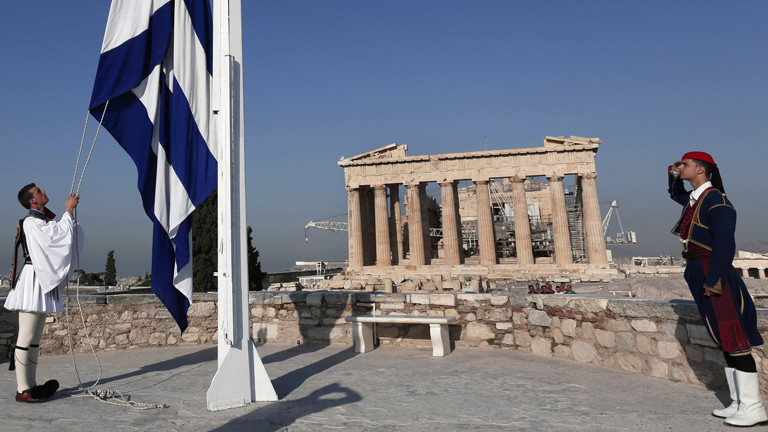 die griechische Flagge wird gehisst. Im Hintergrund: Die Akropolis
