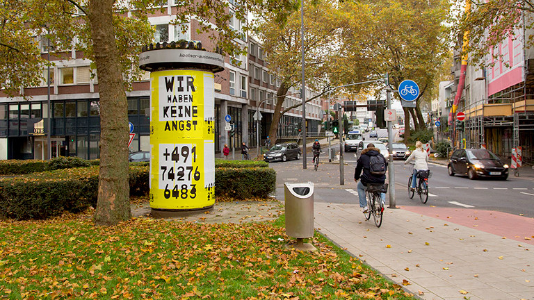 Eine Litfaßsäule in der Stadt