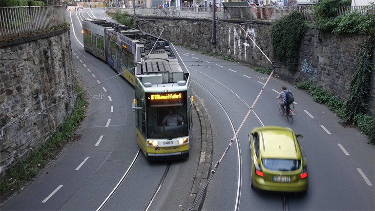 Straßenbahn, Fahrradfahrer und Auto in Bonn