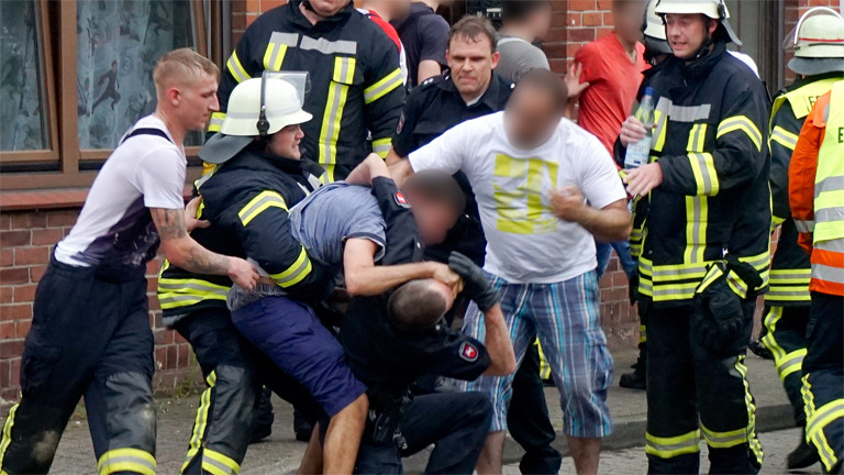 Drei Männer behindern 2015 in Bremervörde die Arbeit der Rettungskräfte