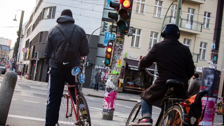 Fahrradfahrer an roter Ampel