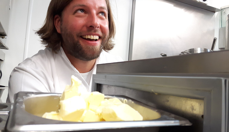Er braucht die Butter zum Kochen: Tobias Becker