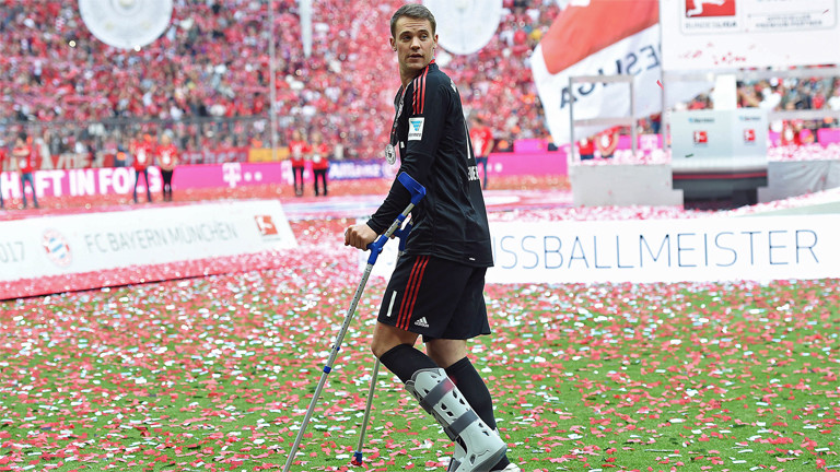 Manuel Neuer humpelt am 20. Mai 2017 durch das Münchner Stadion