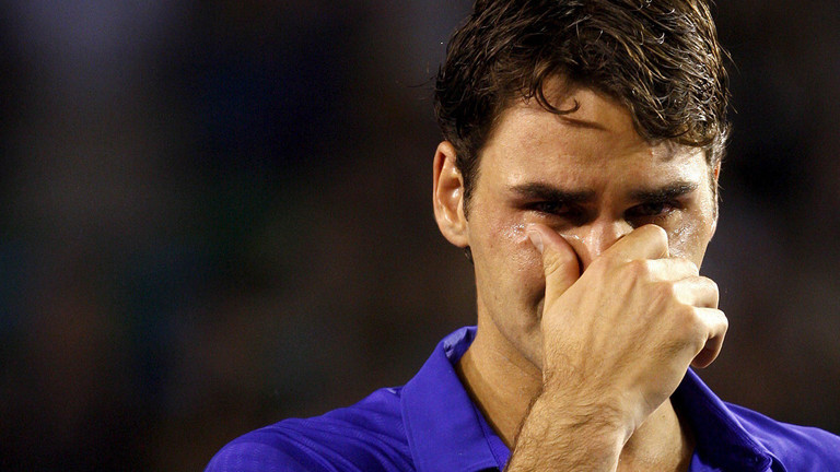 Roger Federer weint nach seiner Niederlage gegen Nadal im Finale der Australian Open 2009