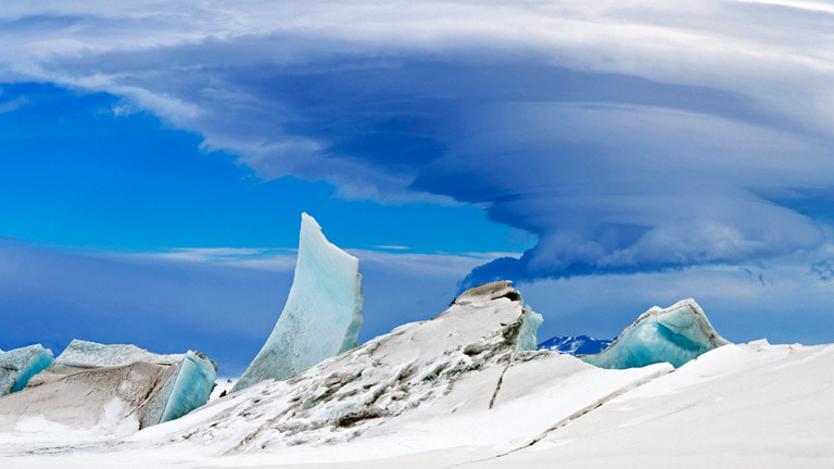 Der Mount Erebus und seine Lenticulariswolken