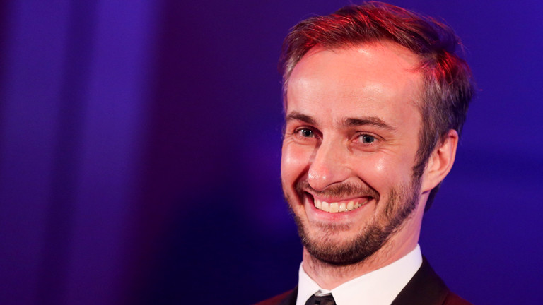 Jan Böhmermann grinst