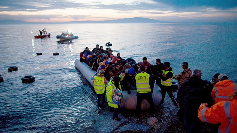 Flüchtlinge sitzen in einem Schlauchboot