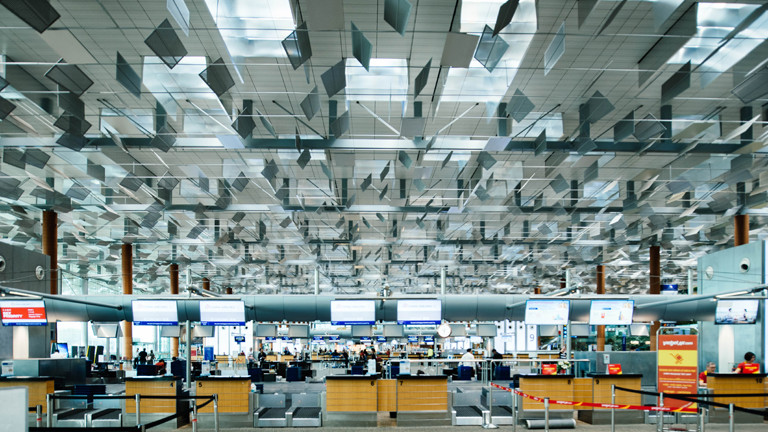 Halle im Flughafen mit Schaltern