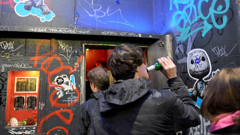 Schlange vor einem Club.
