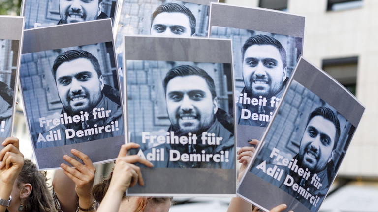 Plakate: Freilassung für Adil Demirci