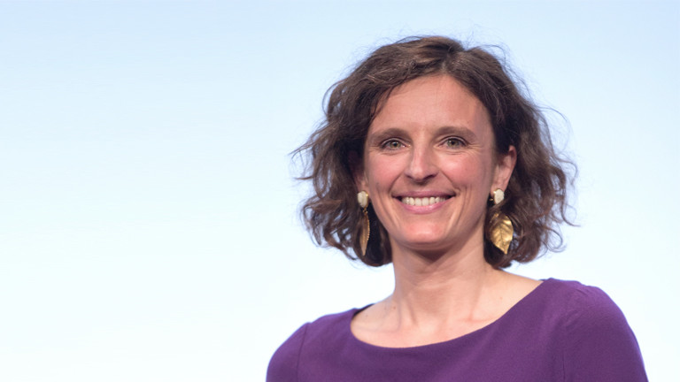 Katarzyna Mol-Wolf lächelt in die Kamera