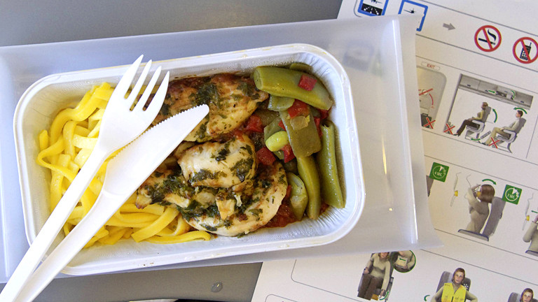 Ein Mittagessen in Plastikschale