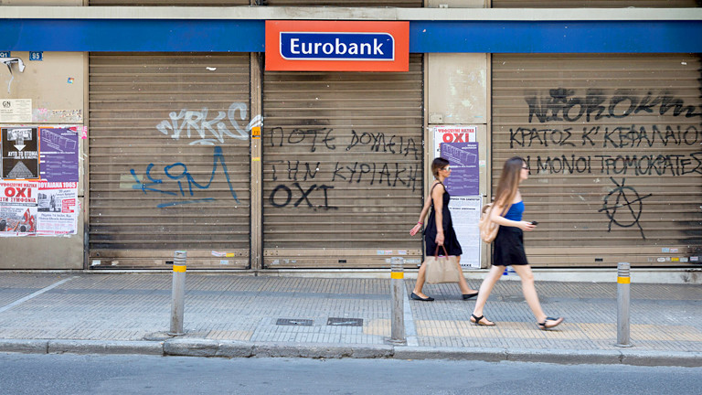 Frauen vor einer Bank