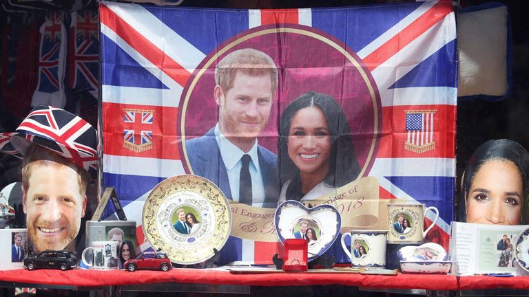 Hochzeitssouvenirs mit dem Bild von Prinz Harry und Meghan Markle