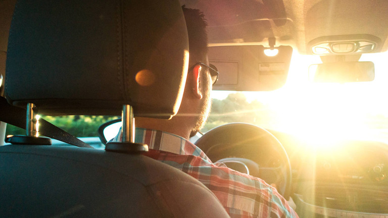 Autofahrer, Mann, der im Auto sitzt