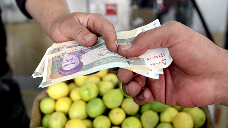 Mann hält Banknoten in der Hand.