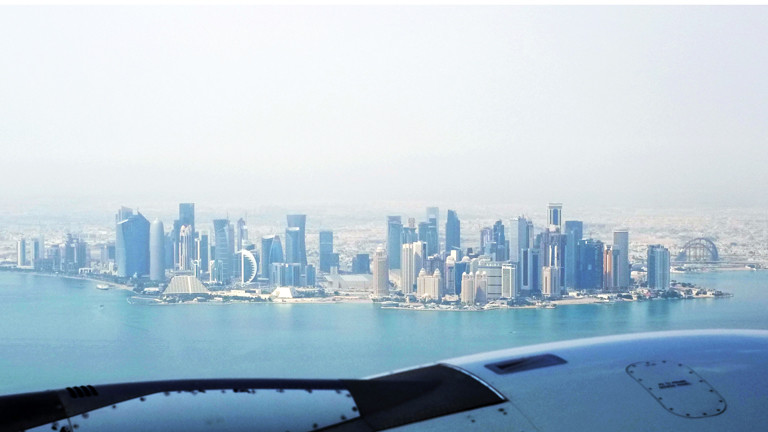 Blick über ein Triebwerk eines Flugzeug am 05.03.2017 auf die Skyline von Katar