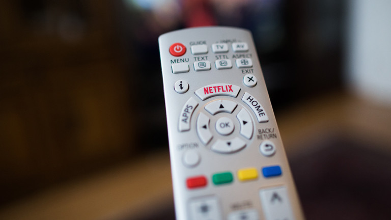 Eine Fernbedienung mit einem Netflix-Button