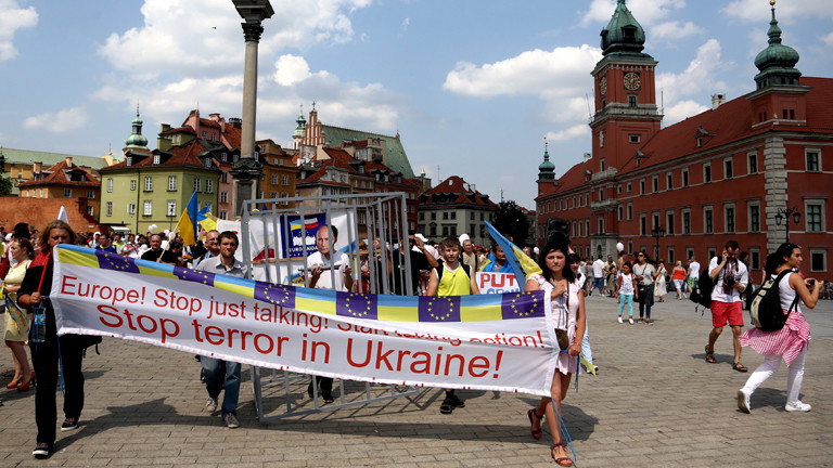 Auf einem Plakat steht: Stoppt den Terror in der Ukraine