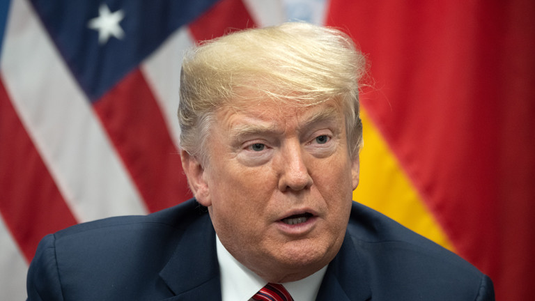 Donald Trump vor Flaggen von Deutschland und der USA