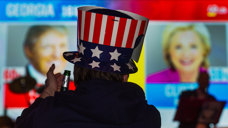 Auf einer Wahlparty trägt jemand einen Hut mit dem Sternenbanner der USA