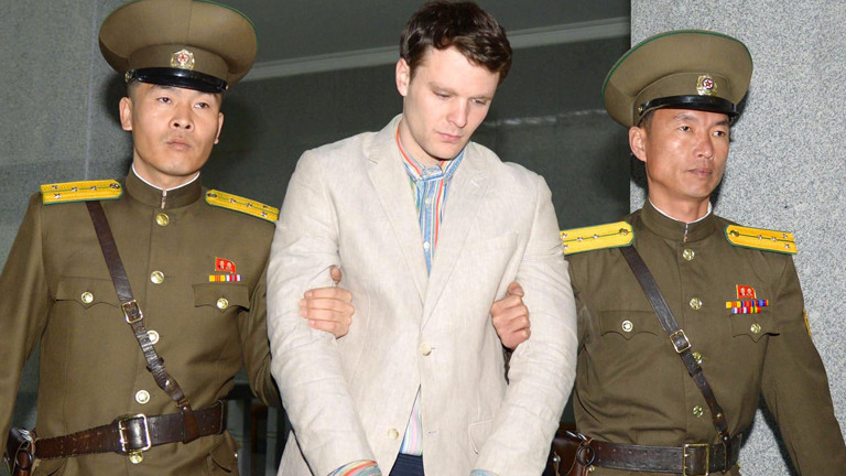 Otto Warmbier wird in Nordkorea von zwei Soldaten abgeführt