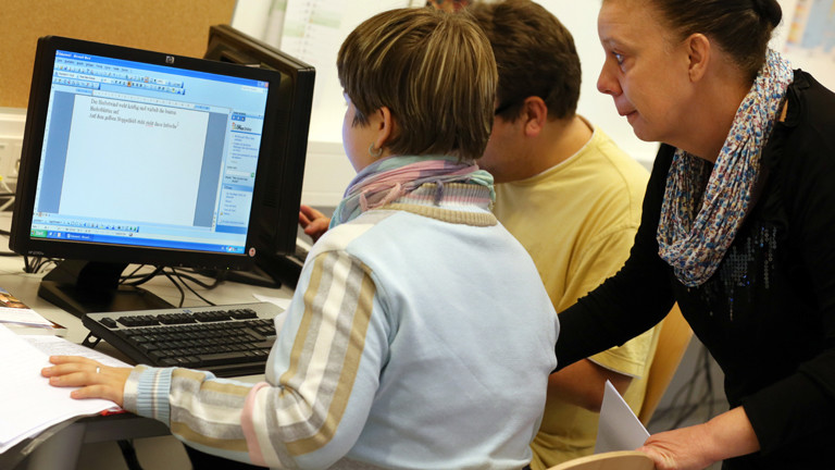 Volkshochschule: Zwei Frauen schauen auf einen Computer-Bildschirm