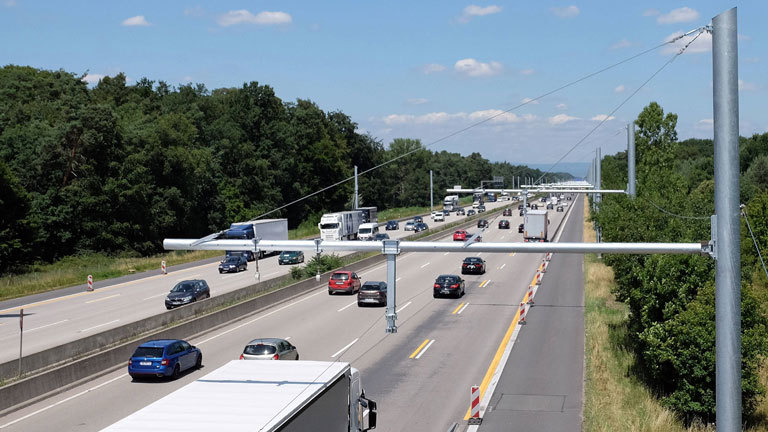 Auf dem E-Highway Deutschland auf der A5 zwischen Frankfurt und Darmstadt wurde Oberleitungen über die Autobahn gebaut.