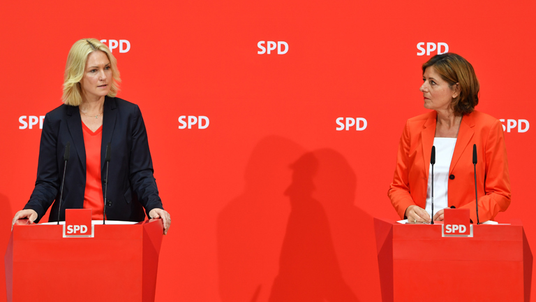 Manuela Schwesig und Malu Dreyer auf einer SPD-Pressekonferenz.