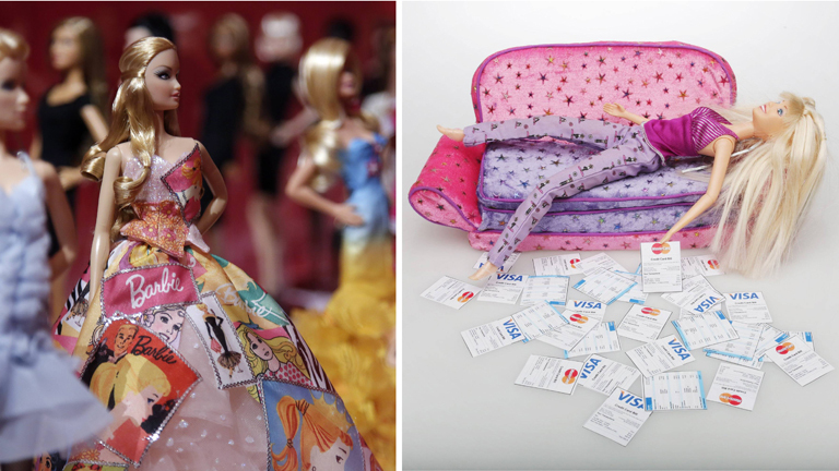 Barbie wird 60: Aufnahme aus einer italienischen Barbieausstellung 2016 (links)  und eine Barbie die von Rechnungen übermannt wird (rechts)