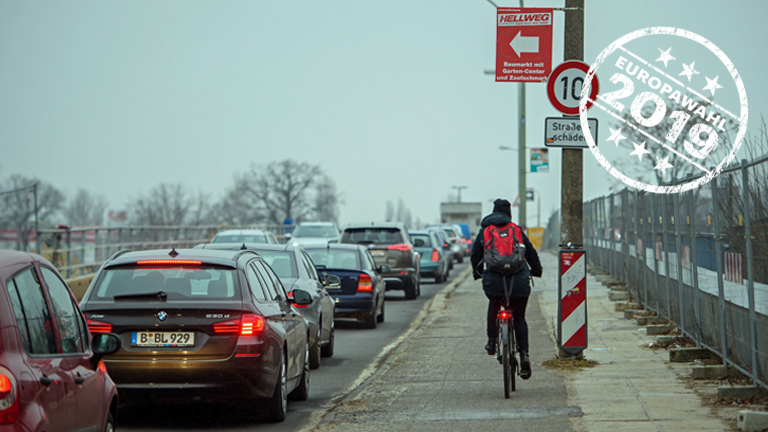 Radfahrerin in der Umgebung von Berlin