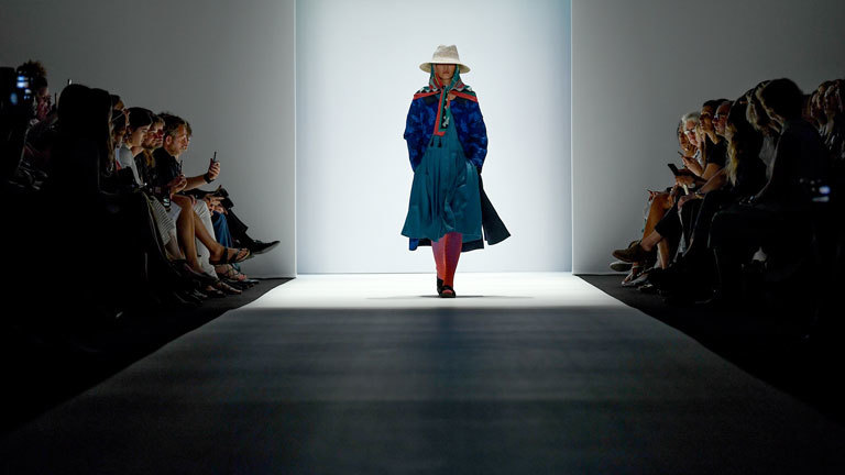 Ein Model präsentiert nachhaltige Mode bei der Greenshowroom Modeschau auf der Berlin Fashion Week.